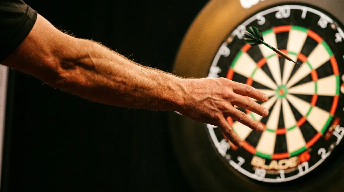 Darts Spieler beim Wurf auf die Triple 20 mit Fokus auf Präzision