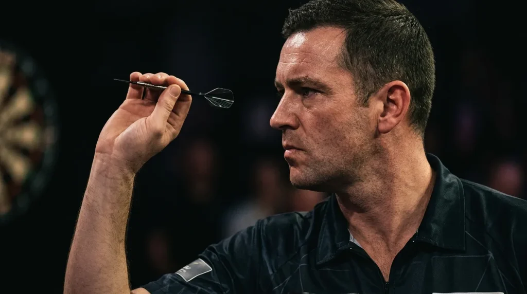 Konzentrierter Darts-Spieler vor dem entscheidenden Wurf